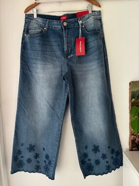 Blue Fox Women’s Wide Leg Embroidered Hem Jeans Size 18